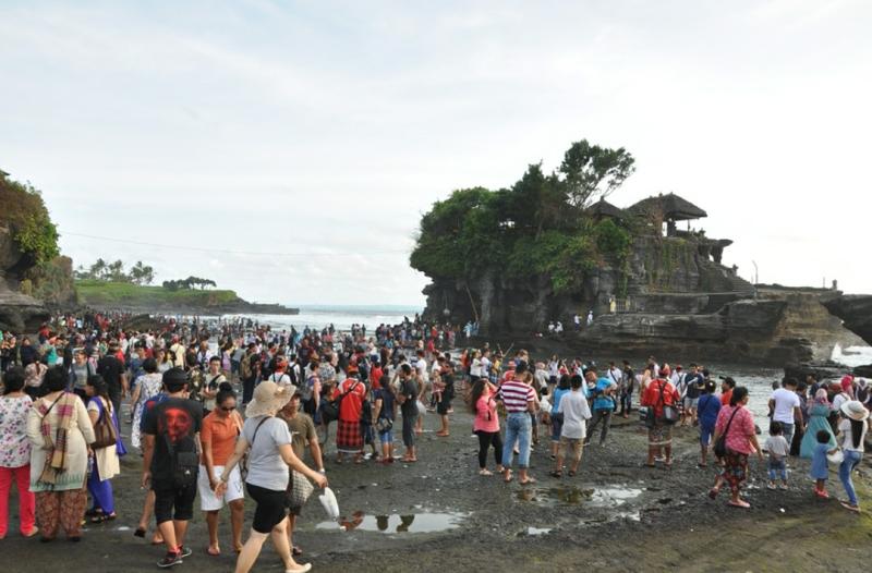  Libur  Lebaran  Kunjungan DTW Tanah Lot Naik 40 Persen 